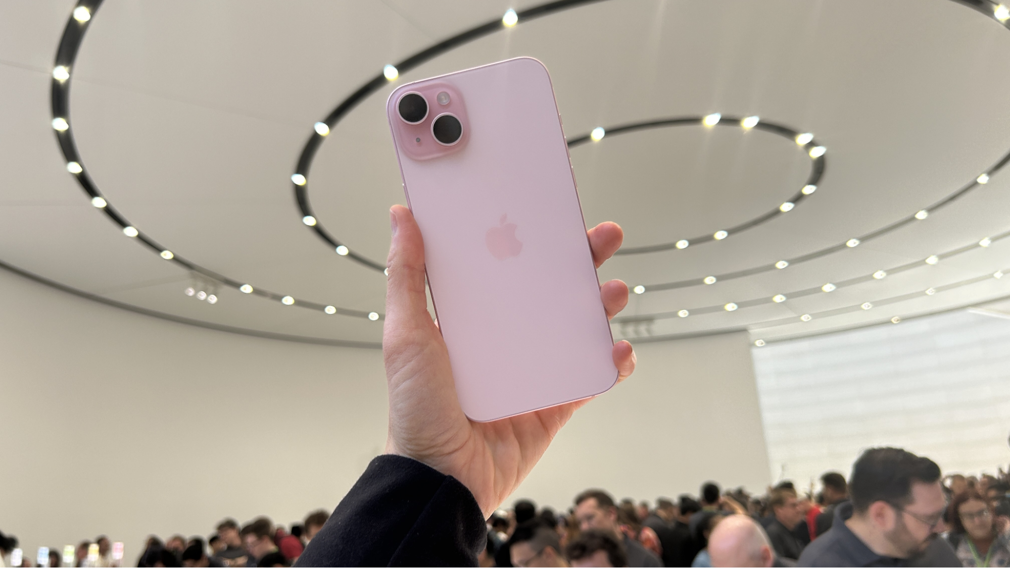 iPhone 15 Plus Hồng là màu sắc trang nhã lý tưởng cho phái nữ